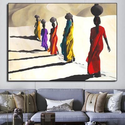 สแกนดิเนเวียนภาพวาดผ้าใบผู้หญิงแอฟริกันเดินในทะเลทรายโปสเตอร์พิมพ์ภาพผนังศิลปะสำหรับห้องนั่งเล่น Wall Decor Cuadro