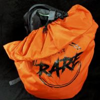 RARE WRAP V3 ORANGE ผ้าคลุมกระเป๋า 40L ผ้าคลุมเป้ พร้อมที่ยึดสายเป้กันเคลื่อน สายกระชับเข้ารูปและถุงเก็บในตัว กันฝน กันน้ำ กันรอย สีส้ม