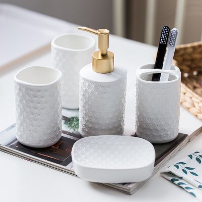【jw】ↂ℗ Conjunto cerâmico branco de quatro peças para banheiro garrafa loção saboneteira suporte escova dentes produtos domésticos