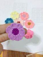 ดอกไม้ถักโครเชต์สำเร็จขนาด 3  cm. Finished crochet flowers, size 3 cm.