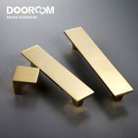 Dooroom ทองเหลืองเฟอร์นิเจอร์จับโมเดิร์นนอร์ดิกตู้เสื้อผ้าโต๊ะเครื่องแป้งคณะรัฐมนตรีตู้ลิ้นชักลูกบิดเงาทอง PVD ดึง