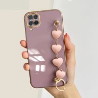 สำหรับ Samsung Galaxy M62 / Samsung Galaxy ฝาหลัง F62กับสร้อยข้อมือหัวใจความรักสีชมพูเคสแฟชั่นหรูหราเคลือบ6D ซิลิโคนนิ่มผู้หญิงหญิงสาวเคสมือถือ