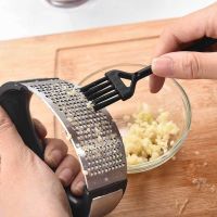 Garlic Press Crusher Convenient Simple Operation Mincer Cleaning Brush Multifunctional Peelers Vegetable Garlic peelers