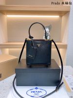 มาใหม่ PD ถุงถัง/กระเป๋า Crossbody/ กระเป๋ามือ Prada 20x17x12.5cm