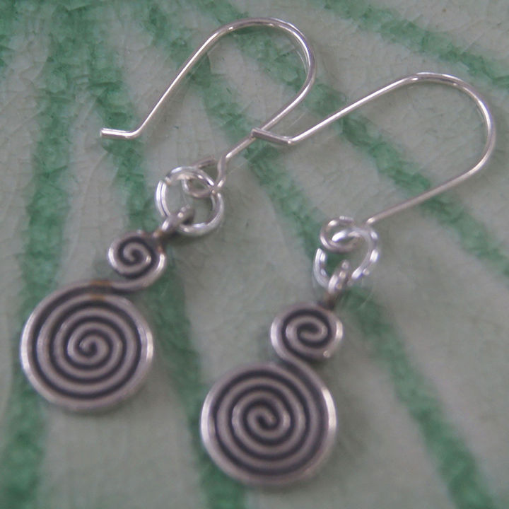 coil-earrings-pure-silver-thai-karen-hill-tribe-beautiful-สวยงามไทยตำหูเงินกระเหรี่ยงทำจากมือชาวเขางานฝีมือสวยของฝากที่มีคุณค่าของฝากถูกใจ-มีคุณค่า