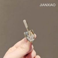 ★New★ Jian Xiaos creative trendy small gold shovel sparkling diamond brooch womens exquisite light luxury high-end sense of anti-light accessories brooch