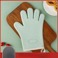 Heat Insulating Gloves Anti-scalding Silicone Kitchen Oven Baking High Temperature Resistant Thickened Microwave Oven Gloves Potholders  Mitts   Cozie