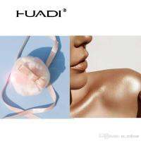 HUADI Contour แป้งทาตัวเงาผสมซิมเมอร์ ผิวโกลว์ ฉ่ำ พร้อมพัฟปอมปอมฟรุ้งฟริ้ง ( 1 ตลับ )