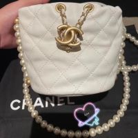 A.L.I.C.E CHANEL ถุงมุก สีขาว กระเป๋าสะพายข้าง กระเป๋ามินิบัคเก็ตไข่มุกหัวเข็มขัดสีทอง