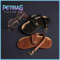 PETIBAG กล่องเก็บของสำหรับเก็บ กระเป๋าใส่แว่นตา พร้อมสายคล้อง หนังพียู กล่องใส่แว่นกันแดด แบบพกพาได้ กรอบป้องกันสายตาสั้น สำหรับผู้หญิง