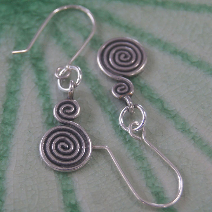 coil-earrings-pure-silver-thai-karen-hill-tribe-beautiful-สวยงามไทยตำหูเงินกระเหรี่ยงทำจากมือชาวเขางานฝีมือสวยของฝากที่มีคุณค่าของฝากถูกใจ-มีคุณค่า