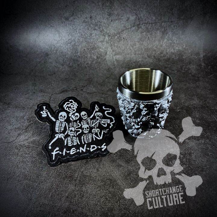 ของสะสม-แก้วช็อตลายนูน-รูปสุสานหัวกะโหลก-graveyard-of-skulls-shot-glass