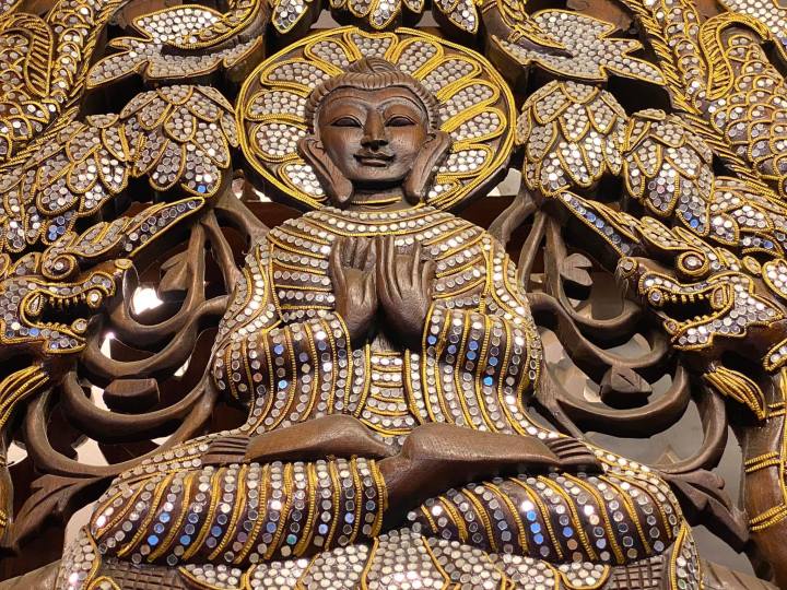 90-ซม-ตรงปก-พระพุทธรูปไม้แกะสลัก-แผ่นไม้สัก-ลายพระพุทธรูป-ไม้หนามาก-เดินเส้นติดกระจก-วงล้อธรรมจักร-ไม้สักฉลุ-ฝีมือคนไทยteak-wood-carved-buddha