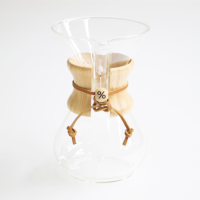 Chemex 6 Cup with Wood Collar % Edition ดีไซน์สุดพิเศษจาก % ΔRΔBICΔ ตกแต่งด้วยเนื้อไม้แท้และหนังคุณภาพดี สำหรับเสิร์ฟเครื่องดื่ม 4-6 แก้ว