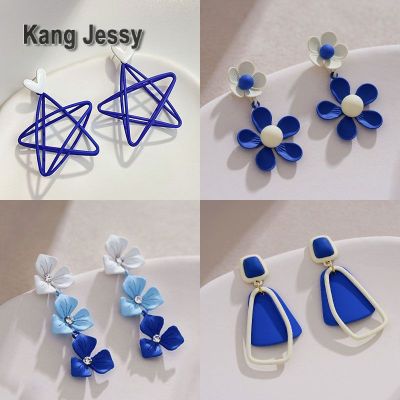 Kang Jessy ต่างหูสีขาวและสีน้ำเงินสุดๆ ins ต่างหูดีไซน์พิเศษสำหรับคนส่วนน้อยต่างหูสีฟ้าอ่อนโยนสไตล์ฮ่องกงย้อนยุคคุณภาพสูง