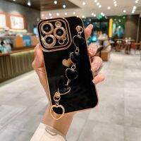 เคสโทรศัพท์สร้อยข้อมือรูปหัวใจเลิฟแบบนิ่มหรูหราสำหรับ iPhone 11 12 13 14 Pro Max XS X XR 7 8 Plus SE 2020 2022ฝาหลังที่หุ้มผ้าสำลีเคสโทรศัพท์ S