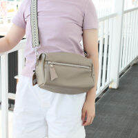 แฟชั่นปรบกระเป๋า Crossbody สำหรับผู้หญิงนุ่มกระเป๋าหนังแท้กว้างสายคล้องไหล่ออกแบบขนาดเล็กเลดี้กระเป๋าสะพาย Messenger ได้