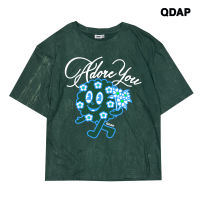 (Q DESIGN AND PLAY) เสื้อยืด แขนสั้น ลาย ADORE YOU ผ้าฟอก