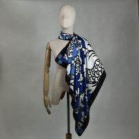 Guy Laroche ผ้าพันคอ Signature scarf ขนาด 100X100 cm นุ่มผ้า Satin ลื่นมือ อบอุ่นในหน้าหนาว เย็น สบายในหน้าร้อน ลาย Barogue Lace สี Sky (GR1WBU)