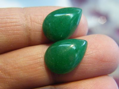 สีเขียวหยกพม่า  ของเทียม JADE  BURMA GREEN pear 10x14mm..9CARATS ....2 PIECES