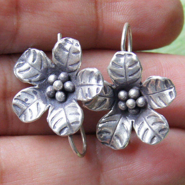 beautiful-exotic-flower-lovely-earrings-pure-silver-thai-karen-hill-tribe-ดอกไม้สวยงามไทยตำหูเงินกระเหรี่ยงทำจากมือชาวเขางานฝีมือสวยของฝากที่มีคุณค่าของฝากถูกใจ