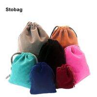 [HOT 2023] StoBag ขายส่งกำมะหยี่กระเป๋า Drawstring กระเป๋าของขวัญเครื่องประดับที่เก็บเครื่องสำอางกระเป๋าแบบพกพาบรรจุภัณฑ์โลโก้ของชำร่วยแต่งงาน