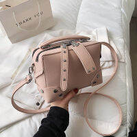 【cw】2021 Autumn and Winter New Fashion Rivet Bag Female Online Influencer Shoulder Bag Fashion Solid Color Crossbody Bag Cross-Border Small Square Bag for Women ！