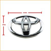 ป้ายโลโก้ TOYOTA ติดท้ายพลาสติกสีโครเมี่ยมขนาด 12.0x8.5cm ติดตั้งด้วยเทปกาวสองหน้าด้านหลัง ติดหน้ากระจังรถยนต์และติดท้ายรถยนต์ TOYOTA