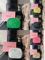 ?MiuMiu +?กล่องของขวัญทำจากวัสดุหนังแกะหรูหราเบากระเป๋าถือลูกปัดสบายๆกระเป๋ากล้องถุงกระเป๋าสะพายข้างสลิงของผู้หญิงมีแบรนด์ขนาดใหญ่ดั้งเดิม100%