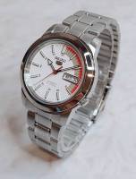 Win Watch Shop นาฬิกา SEIKO 5 Automatic รุ่น SNKK25K1 นาฬิกาข้อมือผู้ชายสายแสตนเลส หน้าปัดขาว/แดง สุดหรู - ของแท้ 100% รับประกันสินค้า 1 ปีเต็ม