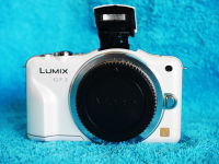 Panasonic Lumix DMC-GF3 Pearl White Body, GF3, GF-3,  G-F3 ใช้ CMOS ความละเอียด 12 ล้านพิกเซล  ISO 6400 ถ่ายภาพต่อเนื่องเร็วสูงสุด 3.8fps  หน้าจอสัมผัสขนาด 3 นิ้ว ความละเอียด 460k dot