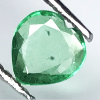 พลอยมรกตเเท้ จากโคลอมเบีย. รูปหัวใจ. 0.41cts(การัต). 5.2x5x2.5mm. Beautiful Heart Shaped Columbian Natural Emerald. Rare Piece