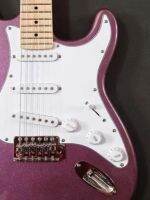 2023ใหม่!!! สีเงินสีชมพู ST กีต้าร์ไฟฟ้า,ตัวแข็ง,Fretboard เมเปิ้ล,Pickguard สีขาว