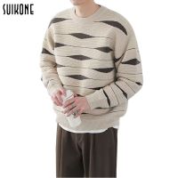 Suikone เสื้อสเวตเตอร์ผู้ชายแฟชั่นพลัสกำมะหยี่ทรงหลวมเกาหลีเสื้อถักลูกฟูกดีไซน์สไตล์คู่จับคู่สีเสื้อลำลอง