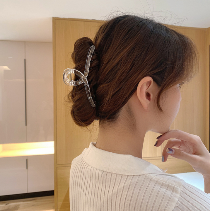 Kẹp tóc càng cua bướm Hàn Quốc là một trong những phụ kiện tóc được ưa chuộng nhất hiện nay. Với thiết kế độc đáo và những màu sắc tươi sáng, chúng giúp tóc bạn trở nên nổi bật và đầy quyến rũ.