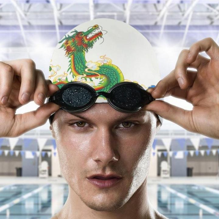 หมวกอาบน้ำซิลิโคนหมวกว่ายน้ำกันน้ำสวมสบายสำหรับผมสั้นยาวหมวกสระว่ายน้ำไร้ริ้วรอยสไตล์การพิมพ์ภาษาจีน-lym3883หมวกว่ายน้ำ