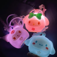 ร้อน Kawaii Sanrio Cinnamoroll แสงพวงกุญแจกระเป๋านักเรียนจี้ตกแต่งอะนิเมะการ์ตูน Kuromi สร้างสรรค์ตุ๊กตากระเป๋าเครื่องประดับของขวัญ