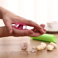 New Creative Silicone Garlic Peeler Practical Utility Kitchen Gadget Garlic Stripper Tube Peeling Garlic Peeling