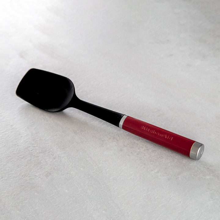 kitchenaid-silicone-spoon-spatula-almond-cream-empire-red-สปาตูล่า-พายซิลิโคน