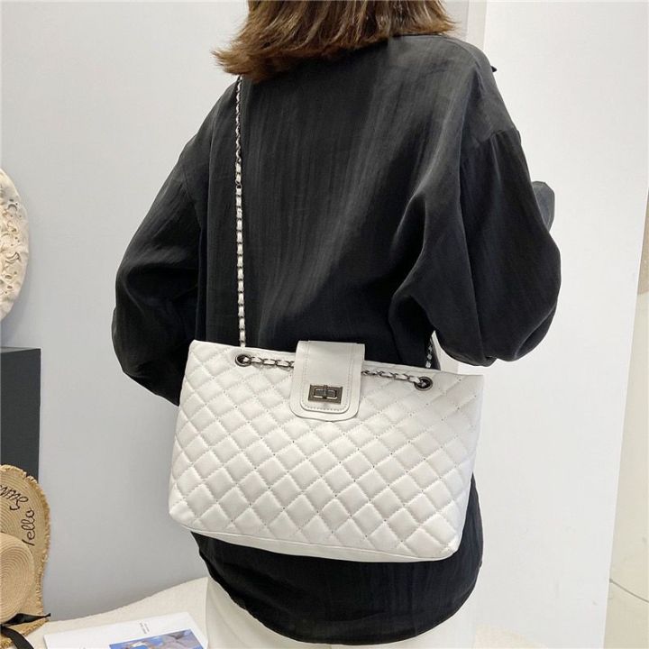 กระเป๋าสะพายข้าง-แฟชั่น-อินเทรนด์-มาใหม่-shoulder-bag