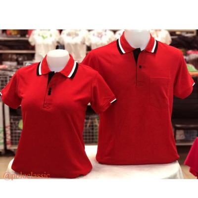 เสื้อยึดคอปก สีแดง ปกขลีปขาวดำ แบบหญิง ทรงเข้ารูป แบบชาย มีกระเป๋าที่หน้าอก ทรงตรง