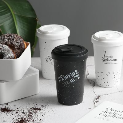 【High-end cups】เซรามิกสร้างสรรค์แก้วสีดำสีขาวรูปแบบตัวอักษรซิลิโคนฝานมชากาแฟแบบพกพาถ้วยครัวเรือนสำนักงาน Drinkware WJ826