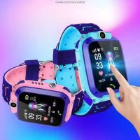 ใหม่สมาร์ทนาฬิกาสําหรับเด็ก Q12 นาฬิกาสมาร์ทสําหรับเด็กผู้ชายสาว Smartwatch GPS Tracker นาฬิกาข้อมือกล้องมือถือโทรศัพท์มือถือของขวัญที่ดีที่สุด