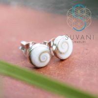 SUVANI เงินแท้ 92.5% ต่างหูเปลือกหอยตาพระศิวะ (Shiva Eye Shell) ต่างหูปักก้าน เครื่องประดับเงินแท้