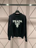 เสื้อโค้ทโลโก้ปักผ้าขนหนู Prada เป็นมิตรต่อผิว