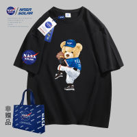 Nasa แบรนด์ร่วม2023ฤดูร้อนใหม่การ์ตูนหมีพิมพ์ลายผู้ชายและผู้หญิงสไตล์เดียวกันเสื้อยืดผ้าฝ้ายแบรนด์แฟชั่นแขนสั้น