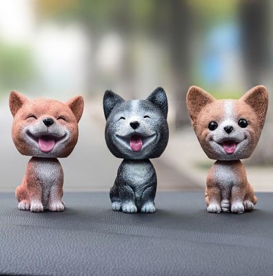 《Two dog sells cars》ชิงช้าตุ๊กตาการ์ตูนเครื่องประดับสุนัขสั่นหัวรถ,Hiasan Interior ของขวัญที่สร้างสรรค์น่ารักเครื่องประดับบนโต๊ะ
