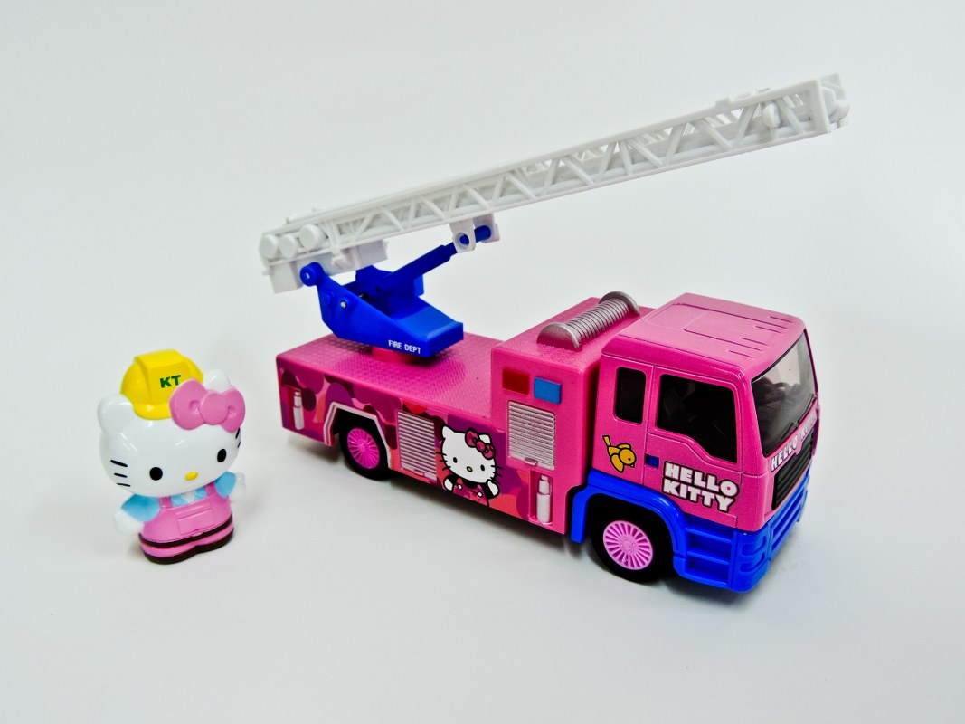 Sanrio Hello Kitty DIE-CAST 6 in Fire Ladder Truck Rose Véritable Licence Modèle environ 15.24 cm 