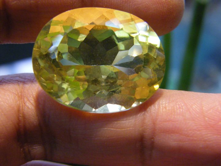 พลอย-ควอตซ์-รูปไข่-สีนกขมิ้น-25x20-มม-เม็ด-39-กะรัต-lab-made-quartz-canary-color-gemstone-25x20-mm-weight-39-carats-oval-shape-1-piece