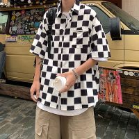 Checkerboard เสื้อผู้ชาย2023ฤดูร้อนใหม่หลวมลำลองขาสั้นแขนเสื้อเชิ้ตลายสก๊อต Ins แฟชั่นสไตล์สแควร์แขนเสื้อครึ่งคอเสื้อเชิ้ตชายหาดสำหรับคู่